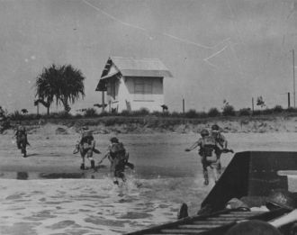 Британские солдаты высаживаются на берег