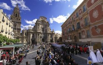 Жители и гости Эльче.