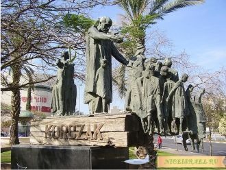 Памятник Янушу Корчаку.