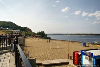Широкий пляж, а на другой стороне виднее