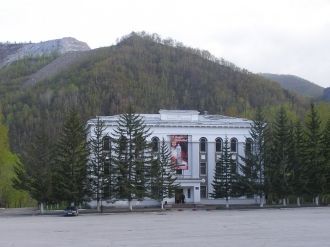 Центр города, в левом углу карьер. Админ
