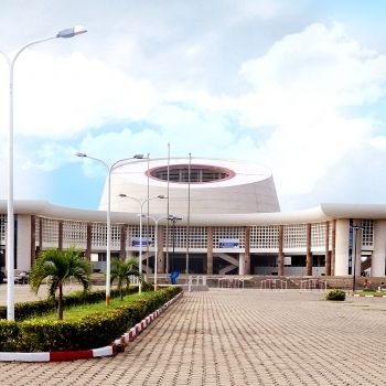 Конгресс-центр Бенина в Котону.