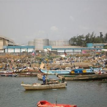 Рыбацкие лодки в гавани Котону.