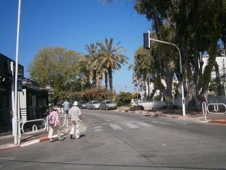 Люди в городе Сдерот.