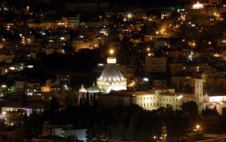Ночной город Назарет, Израиль.