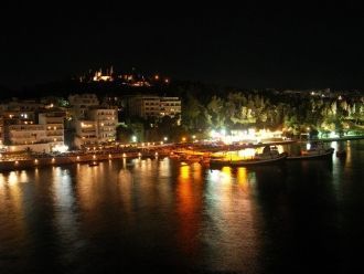 Ночной город Халкида, Греция.