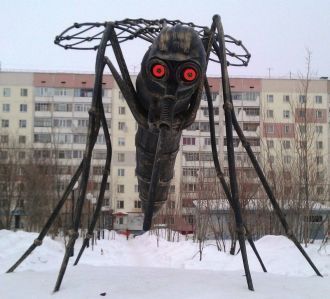 Усинск, Россия: Памятник комару нефтяник