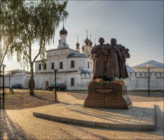 Памятник Петру и Февронии в Муроме.