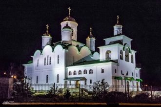 Свято-Троицкий храм ночью.