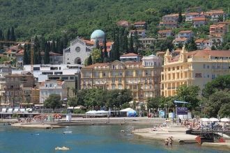 Люди в городе Опатия.