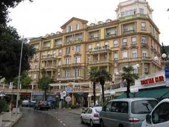 В городе Опатия.