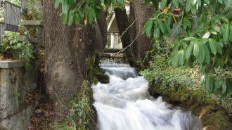 Поток воды в парке водопадов в Эдессе.