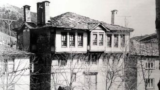 Старое фото.В Доме хаджи Чонева уже пров