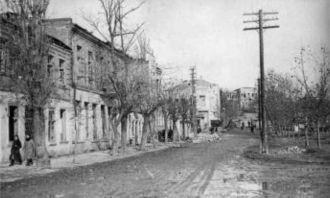 Улицы города после налета немецкой авиац
