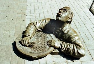 Памятник сантехнику, Бердянск.