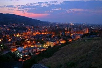 Город Асеновград ночью.