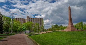 Обелиск Славы в сквере Коммунаров, Горло