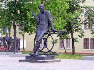 Памятник Решетову.