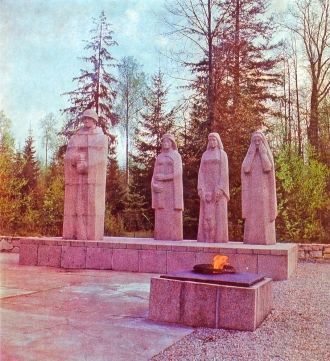 Гулбене. Памятник советским воинам, поги