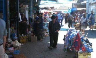 Местные жители на рынке.