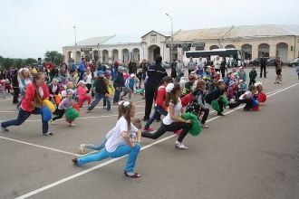 В Кунгуре на общегородской зарядке люди 