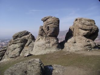 Удивительное скальное образование «Три о