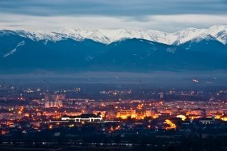 Панорама ночного города Фэгэраш.