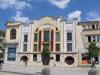 Кинотеатр Маестик.