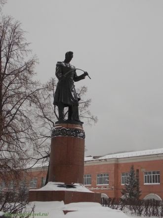 Памятник П. П. Аносову.