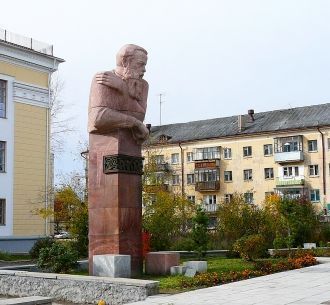 Памятник&nbsp;П.П.Бажову&nbsp;в г.Полевс