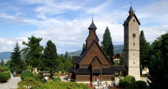 Старинный костел Ванг.