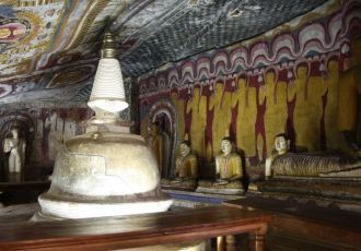Статуи Будды в Золотом храме Дамбуллы вы