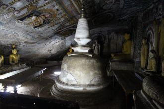 Дагоба в пещере Золотого храма Дамбулла.