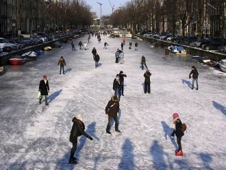 Замерзшие каналы Амстердама.