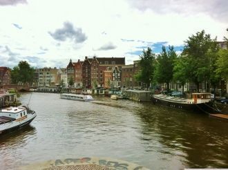 Амстердам запоминается не столько богато