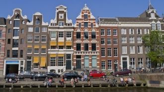 Старинные дома вдоль каналов Амстердама.