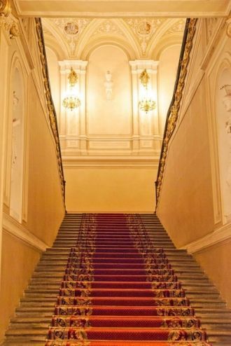 Главная лестница Маринского дворца.