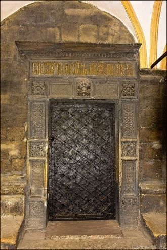 Одна из дверей храма