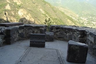 Внешне напоминающая балкон эта часть мон