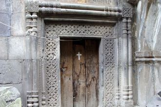 Орнаменты, украшающие двери и окна Кобай