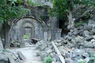 На территории монастыря разбросаны камни