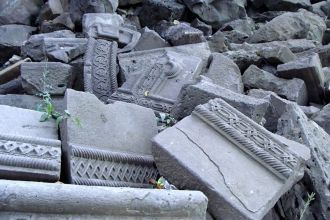 На многих камнях имеются орнаменты.