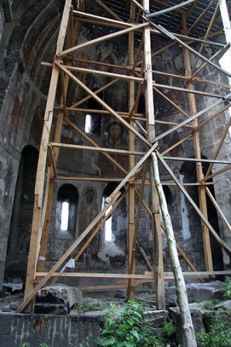 Если не считать деревянных лесов, то фре