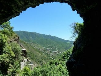 Кобайрский монастырь окружен скалами, в 