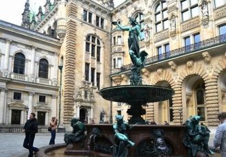 Во внутреннем дворе Ратуши можно увидеть