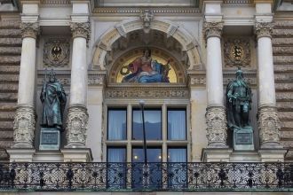 Меж двумя великими мужами над балконом б