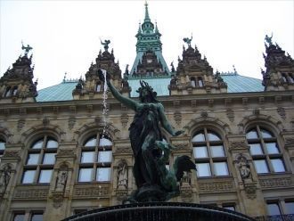 Начатая масштабная стройка продвигалась 