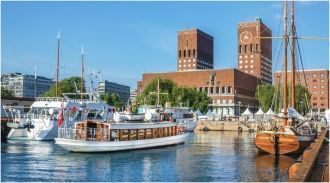 Могучие башни Ратуши первым делом бросаю