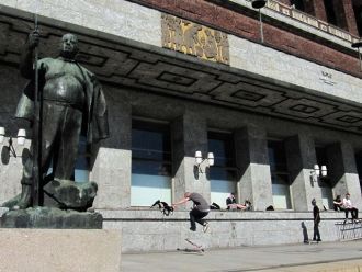 Скульптуры и барельефы на фасадах Ратуши