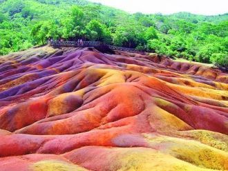 Необычные семицветные дюны были обнаруже